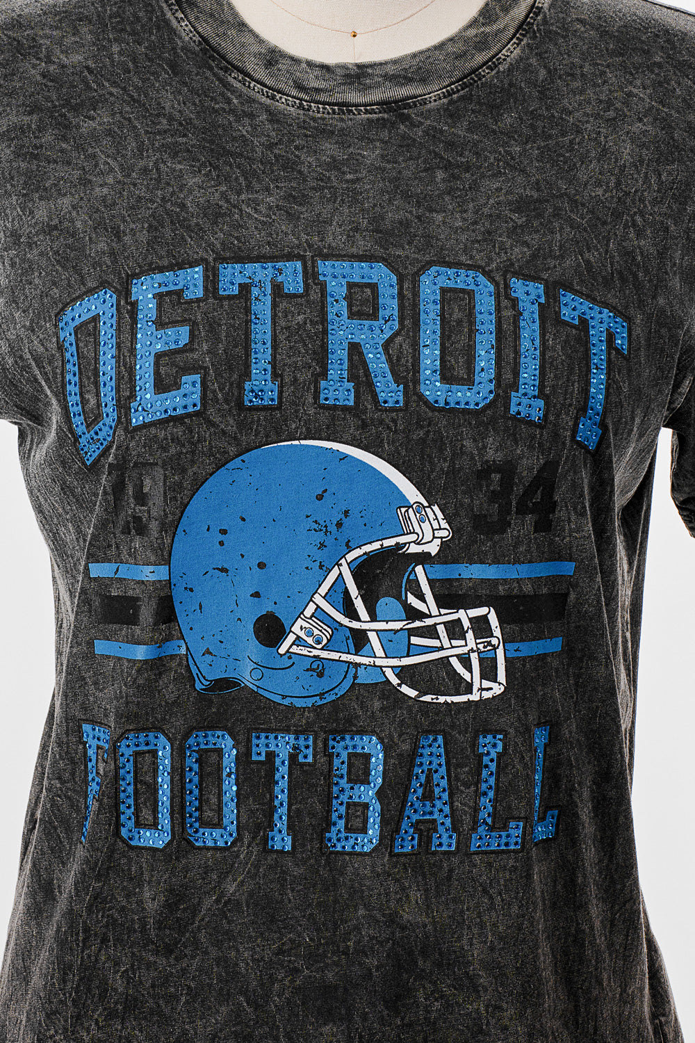 SHORT SLEEVE MINERAL WASHED T-SHIRT WITH GRAPHIC AND STONES